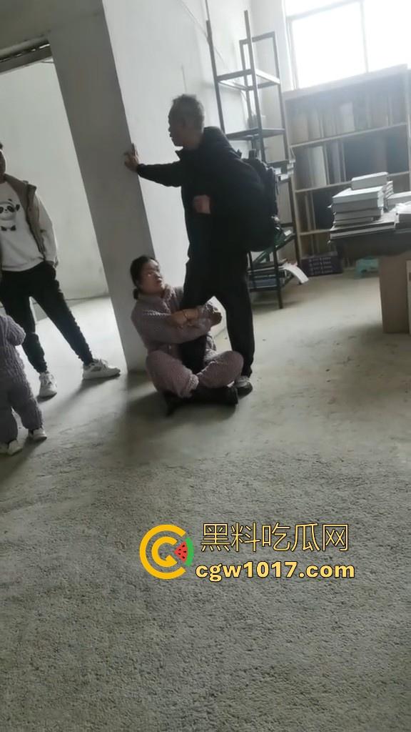 贵州龙里水长乡家具厂拖欠工资,员工携带孩子上门讨要薪资,抱着老板的大腿,都这样了不是哥们你还打算不给啊!