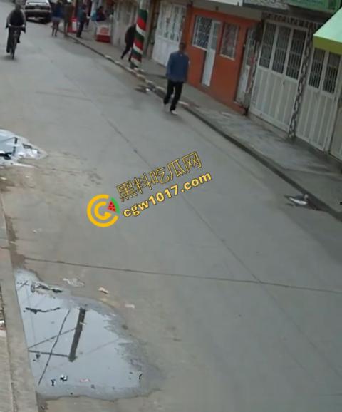 国外街头暗杀现场曝光:男子被暴徒直接爆头,警察瞬间反击,匪徒命丧街头,剩者逃窜,命运堪忧