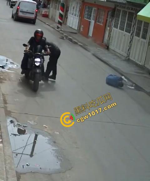 国外街头暗杀现场曝光:男子被暴徒直接爆头,警察瞬间反击,匪徒命丧街头,剩者逃窜,命运堪忧