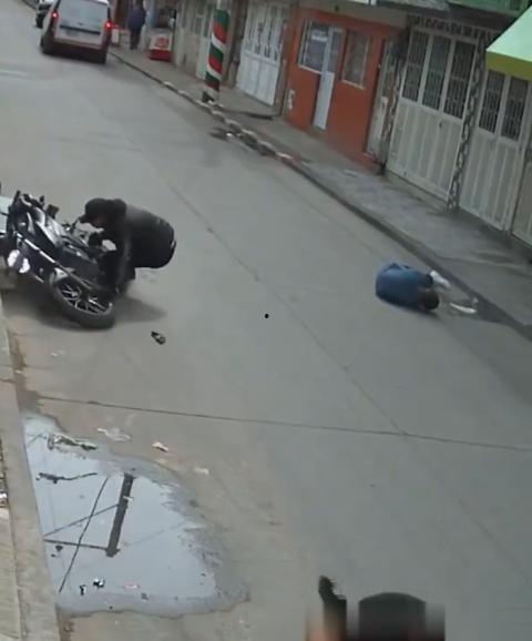 国外街头暗杀现场曝光:男子被暴徒直接爆头,警察瞬间反击,匪徒命丧街头,剩者逃窜,命运堪忧