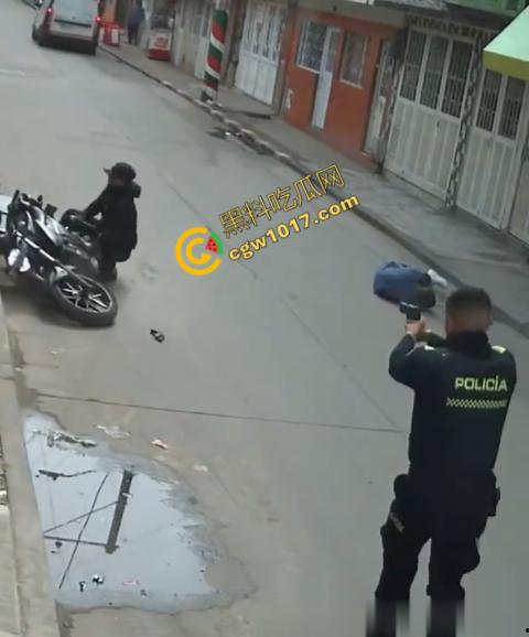 国外街头暗杀现场曝光:男子被暴徒直接爆头,警察瞬间反击,匪徒命丧街头,剩者逃窜,命运堪忧