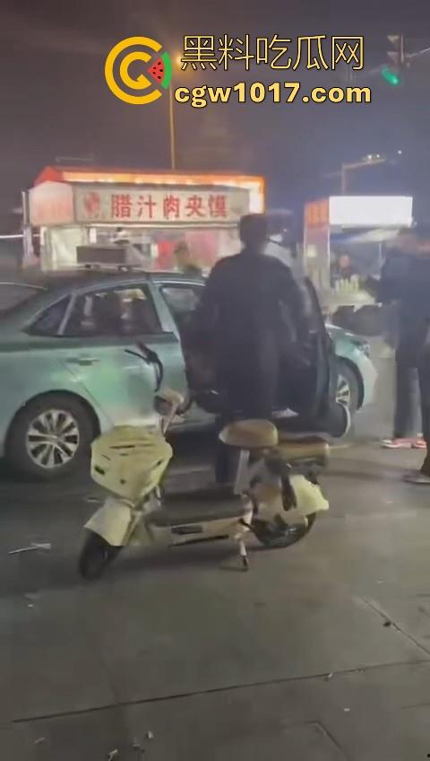 训洋狗还得是东北人!老外夜市耍流氓被东北大汉暴揍,从车里拽出来,拳打脚踢轮番上场,看得人是真解气!