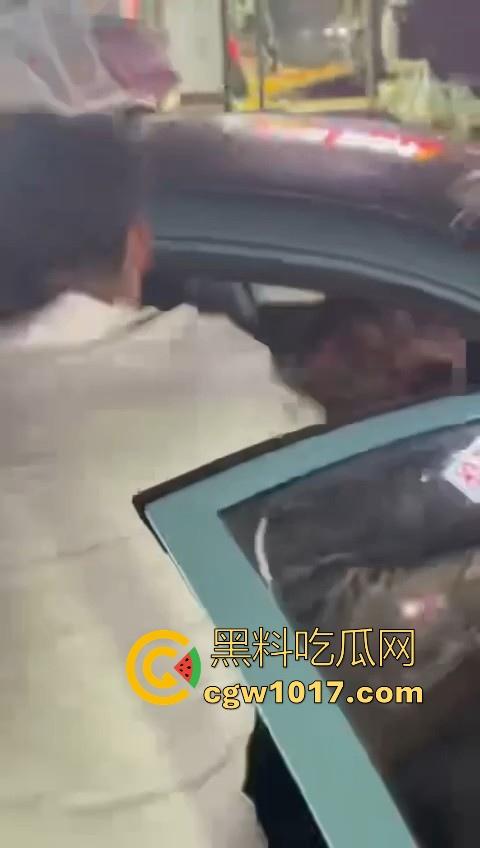 训洋狗还得是东北人!老外夜市耍流氓被东北大汉暴揍,从车里拽出来,拳打脚踢轮番上场,看得人是真解气!