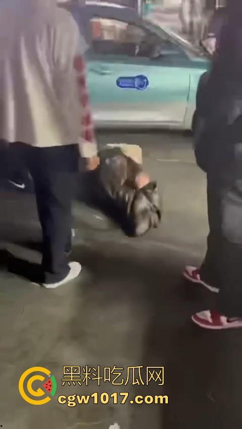 训洋狗还得是东北人!老外夜市耍流氓被东北大汉暴揍,从车里拽出来,拳打脚踢轮番上场,看得人是真解气!