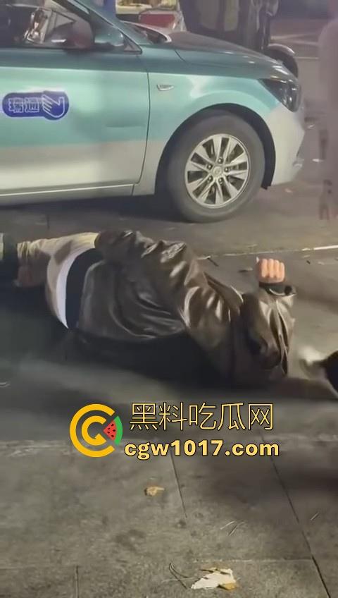 训洋狗还得是东北人!老外夜市耍流氓被东北大汉暴揍,从车里拽出来,拳打脚踢轮番上场,看得人是真解气!