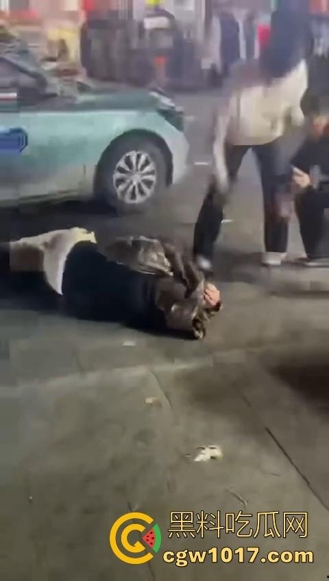 训洋狗还得是东北人!老外夜市耍流氓被东北大汉暴揍,从车里拽出来,拳打脚踢轮番上场,看得人是真解气!