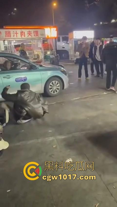 训洋狗还得是东北人!老外夜市耍流氓被东北大汉暴揍,从车里拽出来,拳打脚踢轮番上场,看得人是真解气!