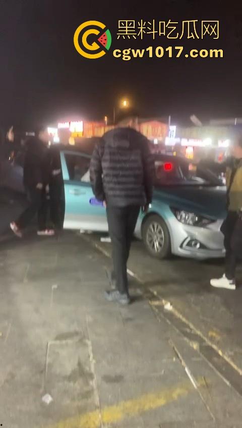 训洋狗还得是东北人!老外夜市耍流氓被东北大汉暴揍,从车里拽出来,拳打脚踢轮番上场,看得人是真解气!