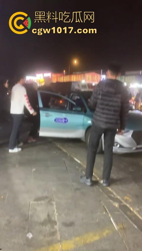 训洋狗还得是东北人!老外夜市耍流氓被东北大汉暴揍,从车里拽出来,拳打脚踢轮番上场,看得人是真解气!