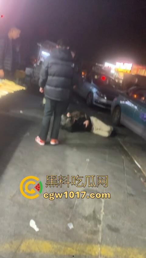 训洋狗还得是东北人!老外夜市耍流氓被东北大汉暴揍,从车里拽出来,拳打脚踢轮番上场,看得人是真解气!