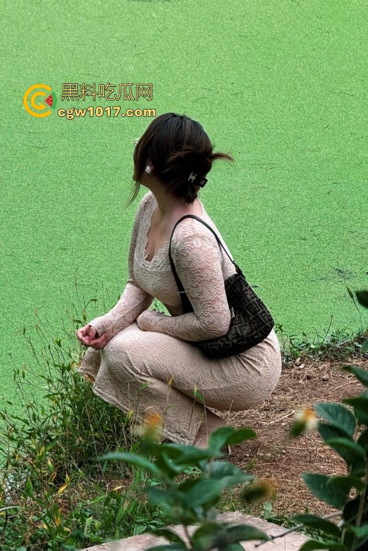 国产重口扩张熟女【依然】,普通假屌满足不了骚B,摸湿润后可口可乐猛塞子宫,小瓶可乐轻松拿下!