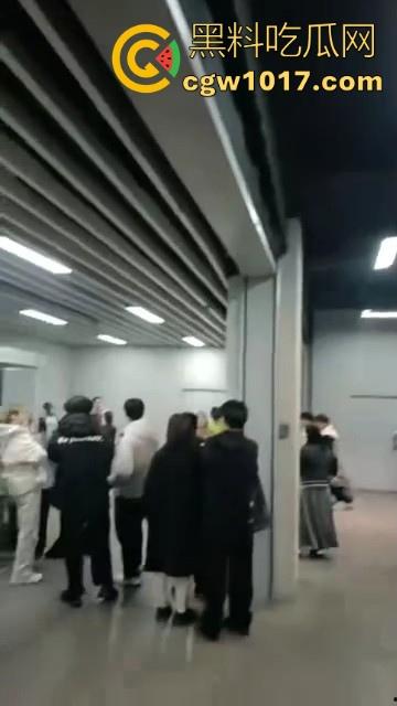 沈阳精神小妹约架群殴,两大帮派集结多人,相互开撕火拼,打得再狠点啊,把逼都扣爆她!