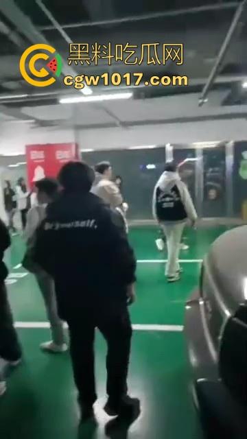 沈阳精神小妹约架群殴,两大帮派集结多人,相互开撕火拼,打得再狠点啊,把逼都扣爆她!