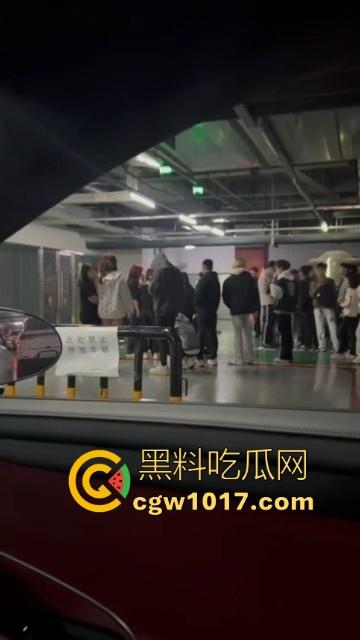 沈阳精神小妹约架群殴,两大帮派集结多人,相互开撕火拼,打得再狠点啊,把逼都扣爆她!