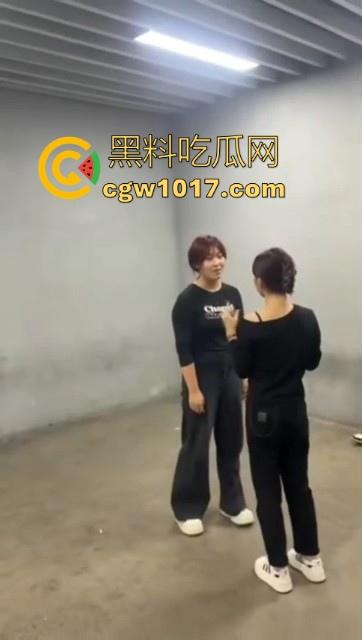 沈阳精神小妹约架群殴,两大帮派集结多人,相互开撕火拼,打得再狠点啊,把逼都扣爆她!