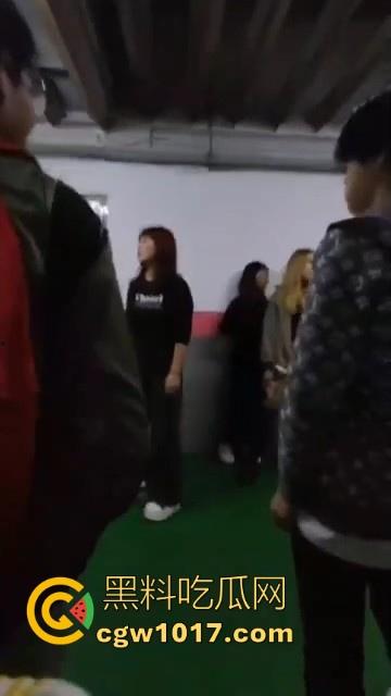 沈阳精神小妹约架群殴,两大帮派集结多人,相互开撕火拼,打得再狠点啊,把逼都扣爆她!