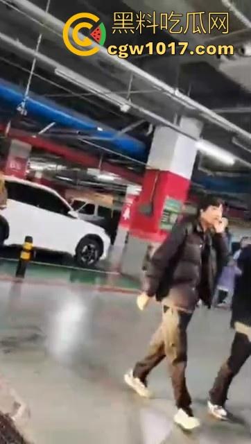 沈阳精神小妹约架群殴,两大帮派集结多人,相互开撕火拼,打得再狠点啊,把逼都扣爆她!