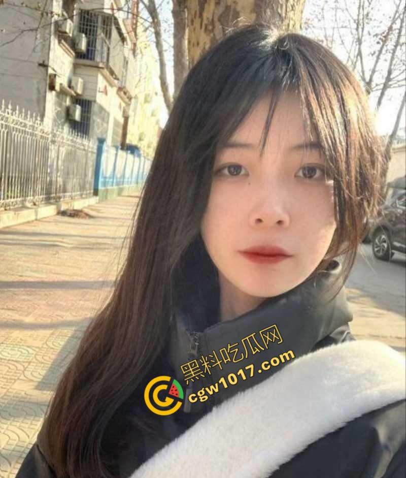 安徽合肥21岁清纯学生妹报复男友，网约激情遇大屌炮友，跪地口交浓精颜射敷脸，淫靡画面刺激至极！