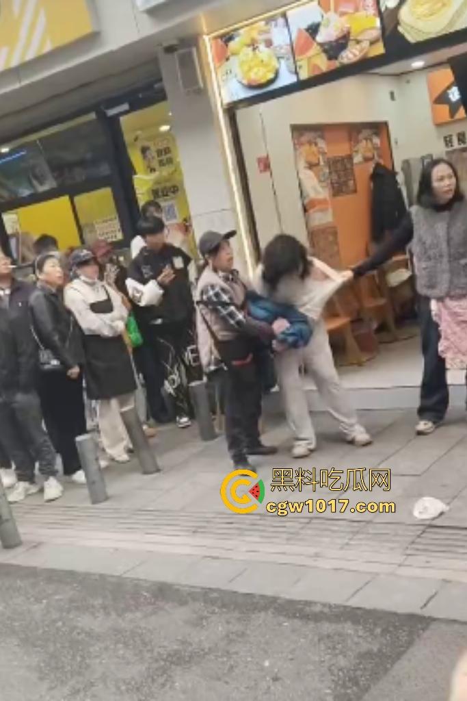 株洲芦淞区蜀香锅盔店,20岁无业骚妹吃完两份拒付钱,脱外套跑路被店主扯衣露膀子,这是霸王餐专业户还是真困难?