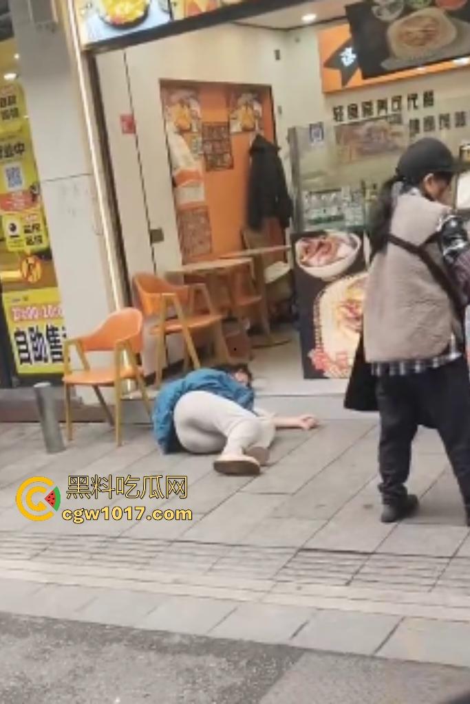 株洲芦淞区蜀香锅盔店,20岁无业骚妹吃完两份拒付钱,脱外套跑路被店主扯衣露膀子,这是霸王餐专业户还是真困难?