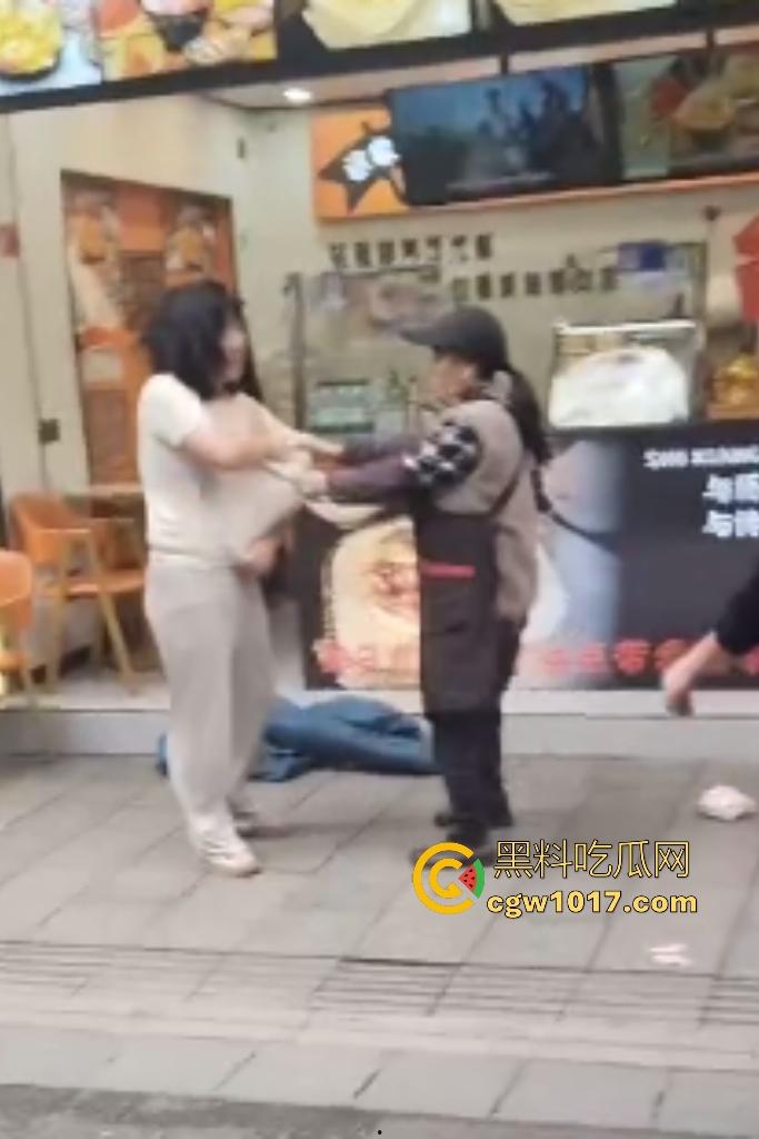 株洲芦淞区蜀香锅盔店,20岁无业骚妹吃完两份拒付钱,脱外套跑路被店主扯衣露膀子,这是霸王餐专业户还是真困难?