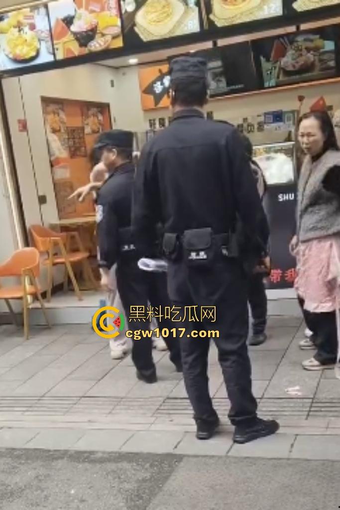 株洲芦淞区蜀香锅盔店,20岁无业骚妹吃完两份拒付钱,脱外套跑路被店主扯衣露膀子,这是霸王餐专业户还是真困难?