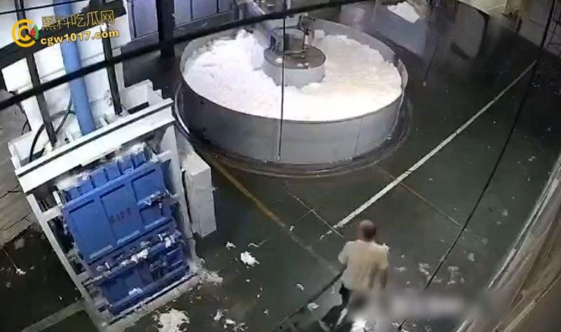 西北角碎料机血腥惨案,工人操作失误双腿被压断,双手撑地拖着残躯爬行数十米,头皮发麻!