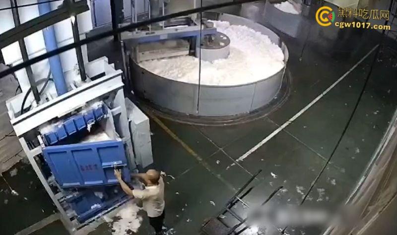 西北角碎料机血腥惨案,工人操作失误双腿被压断,双手撑地拖着残躯爬行数十米,头皮发麻!