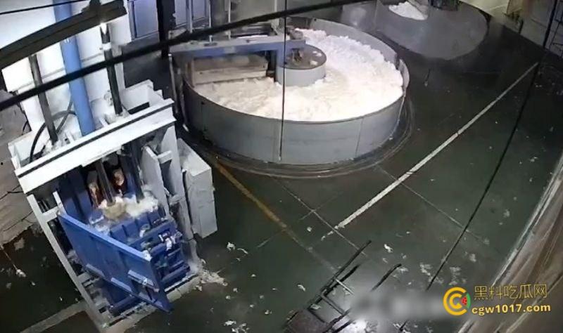 西北角碎料机血腥惨案,工人操作失误双腿被压断,双手撑地拖着残躯爬行数十米,头皮发麻!