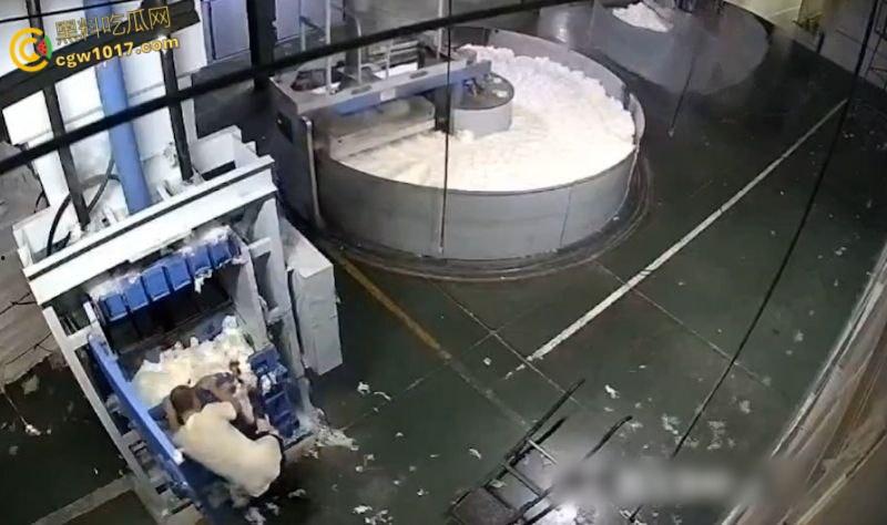 西北角碎料机血腥惨案,工人操作失误双腿被压断,双手撑地拖着残躯爬行数十米,头皮发麻!