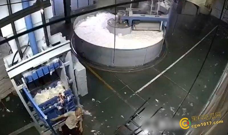 西北角碎料机血腥惨案,工人操作失误双腿被压断,双手撑地拖着残躯爬行数十米,头皮发麻!