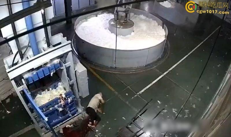 西北角碎料机血腥惨案,工人操作失误双腿被压断,双手撑地拖着残躯爬行数十米,头皮发麻!