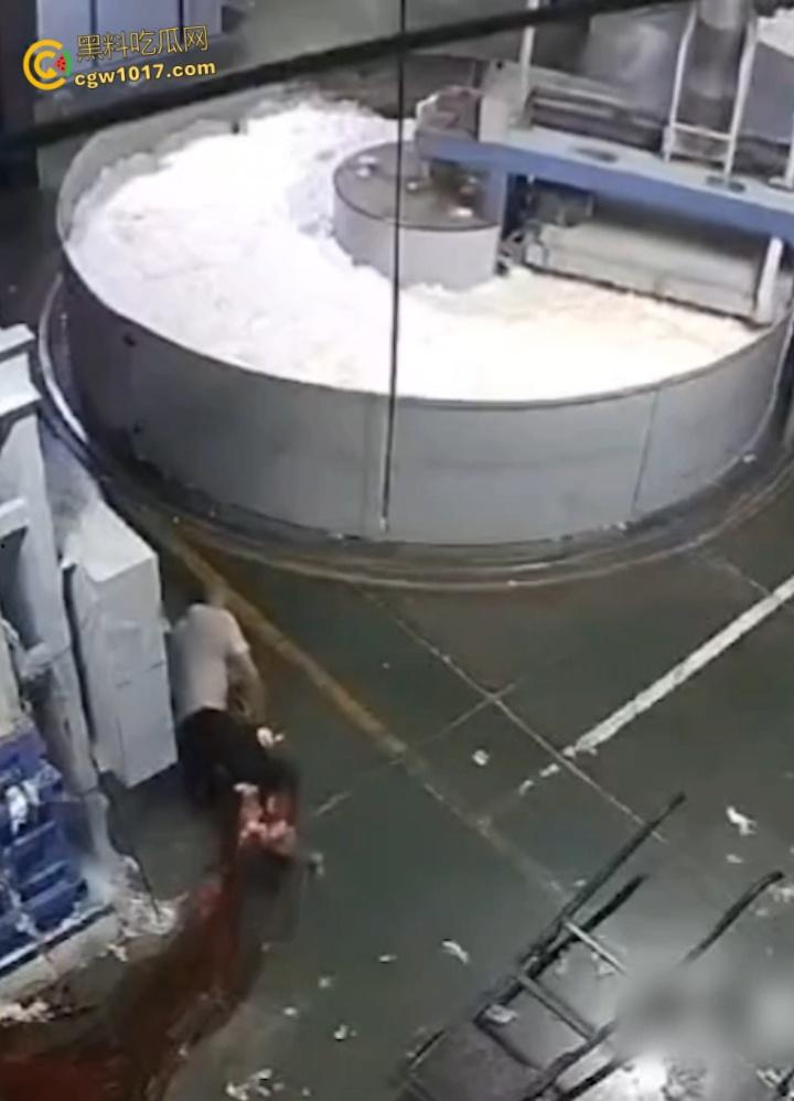 西北角碎料机血腥惨案,工人操作失误双腿被压断,双手撑地拖着残躯爬行数十米,头皮发麻!