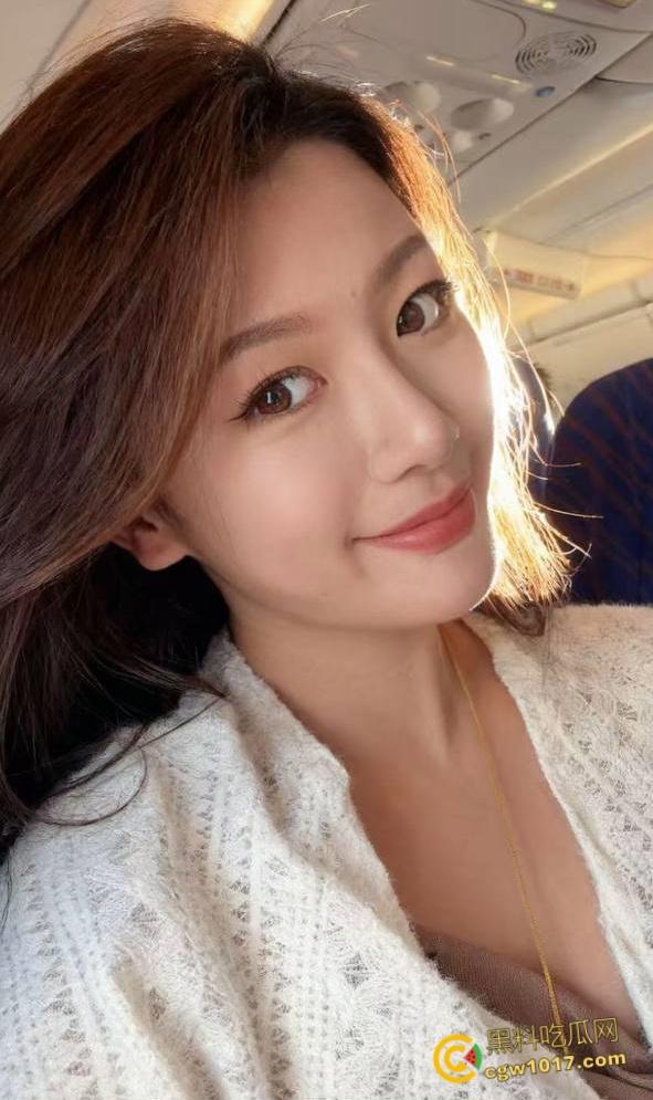 姐姐一边喝奶我就一边摸她奶,直接把姐姐按在地上口交,穿着牛仔长靴对镜后入,水都快喷我脸上来了 !