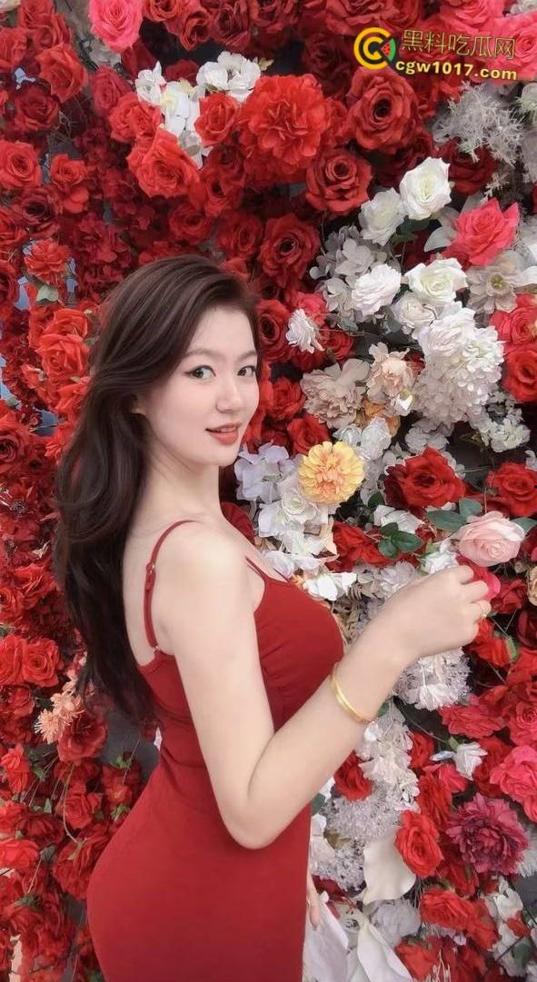 姐姐一边喝奶我就一边摸她奶,直接把姐姐按在地上口交,穿着牛仔长靴对镜后入,水都快喷我脸上来了 !