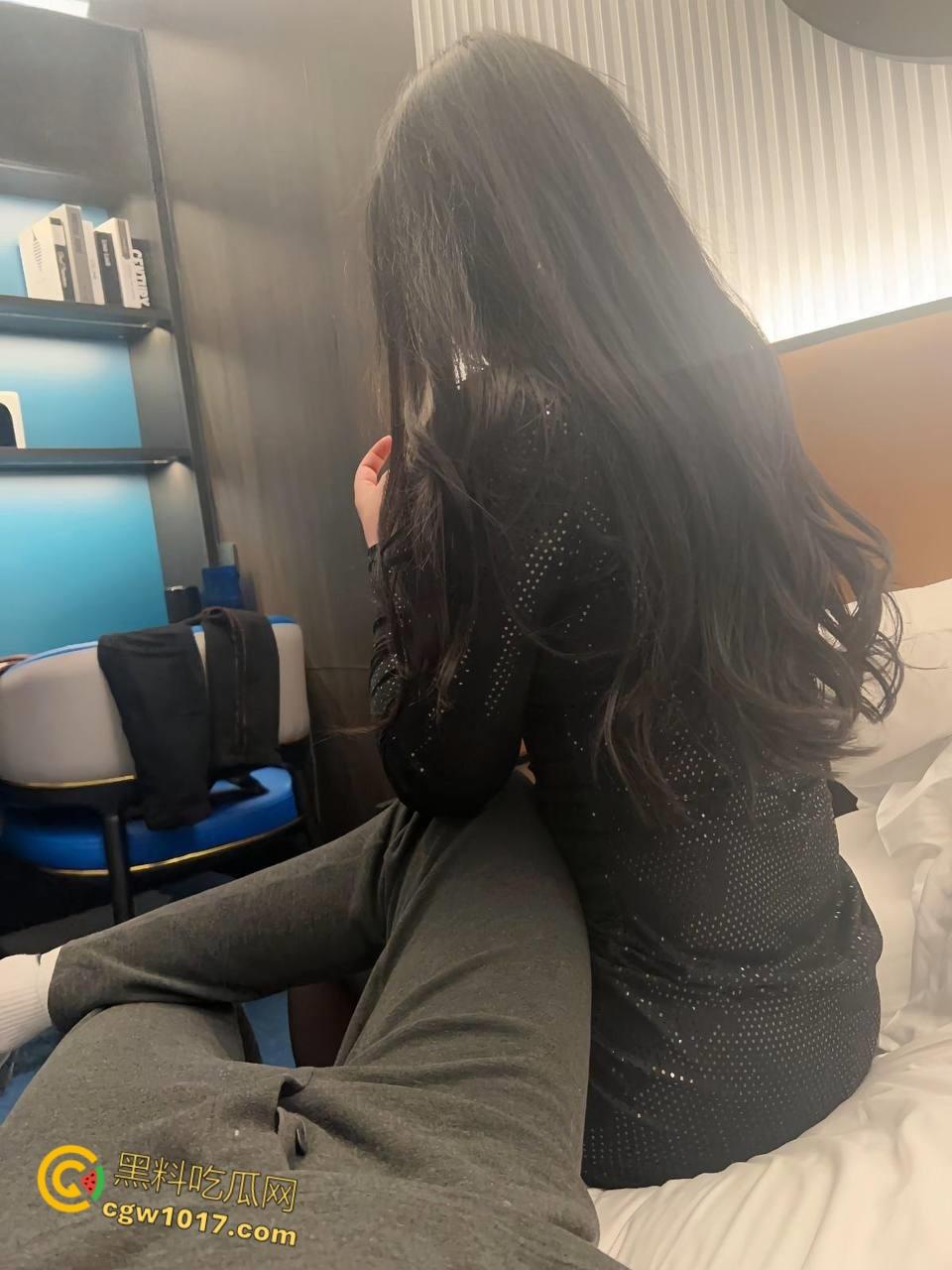 姐姐一边喝奶我就一边摸她奶,直接把姐姐按在地上口交,穿着牛仔长靴对镜后入,水都快喷我脸上来了 !