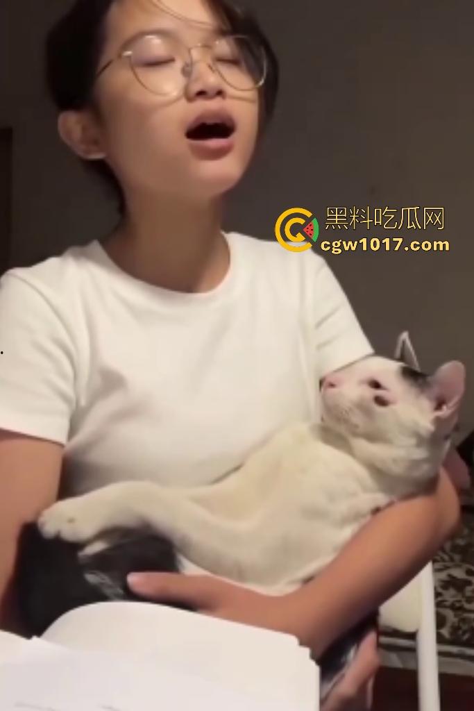 眼镜精神小妹抱猫唱歌难听,猫猫头听不下去直接咬胸部,咬的妹子说“what the fuck”,这猫也是个老吃家了!