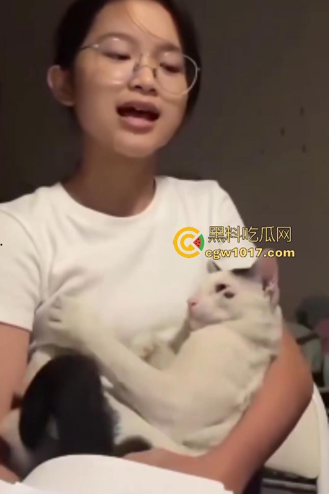 眼镜精神小妹抱猫唱歌难听,猫猫头听不下去直接咬胸部,咬的妹子说“what the fuck”,这猫也是个老吃家了!