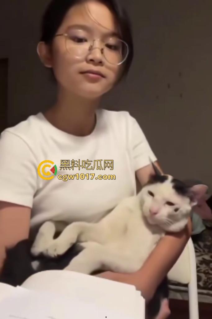 眼镜精神小妹抱猫唱歌难听,猫猫头听不下去直接咬胸部,咬的妹子说“what the fuck”,这猫也是个老吃家了!