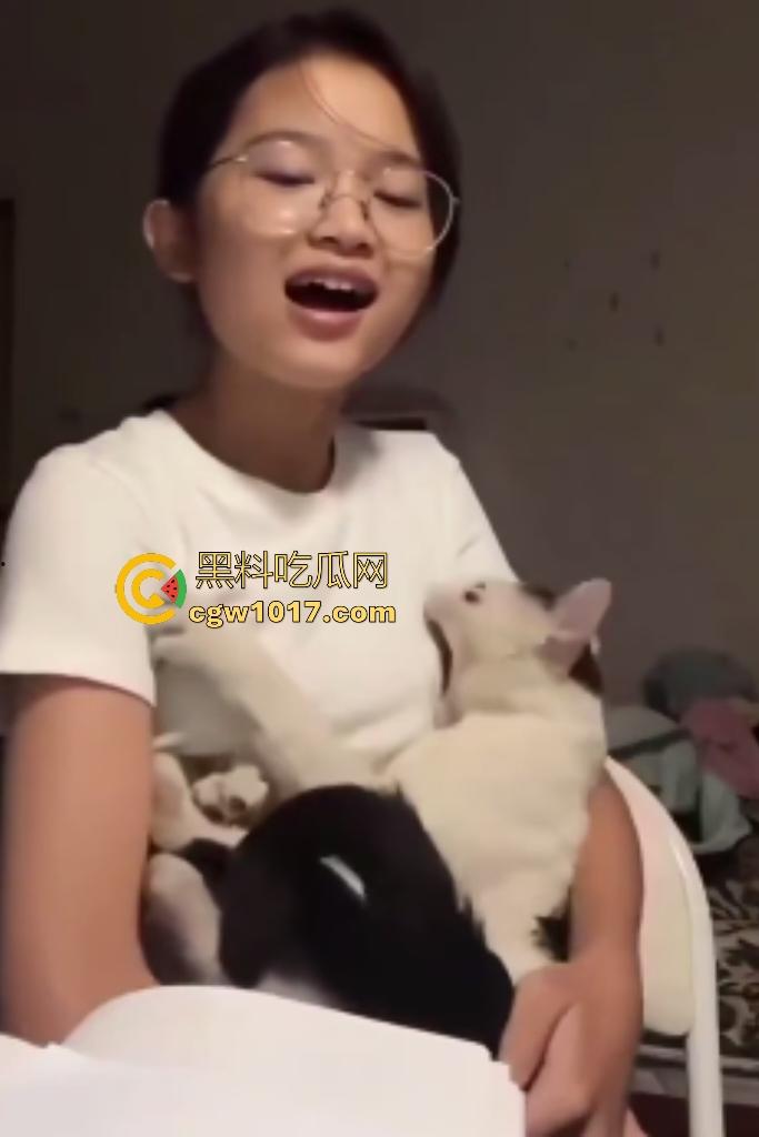 眼镜精神小妹抱猫唱歌难听,猫猫头听不下去直接咬胸部,咬的妹子说“what the fuck”,这猫也是个老吃家了!