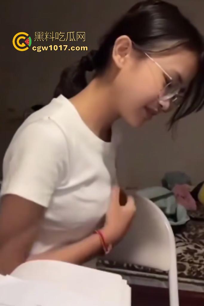 眼镜精神小妹抱猫唱歌难听,猫猫头听不下去直接咬胸部,咬的妹子说“what the fuck”,这猫也是个老吃家了!