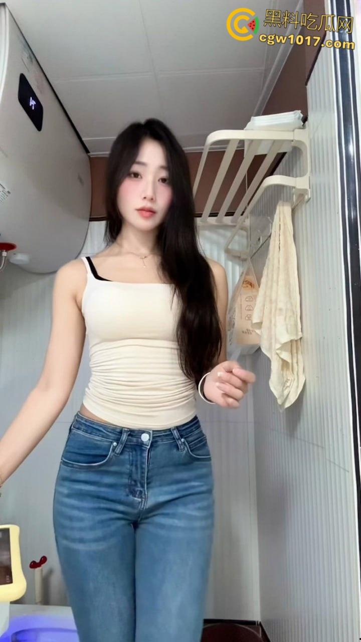 抖音高颜值网红【小绵羊】,金主定制骚舞福利流出,身材纤细性感妖娆,黑色蕾丝三点制服,淫荡骚舞极致诱惑!