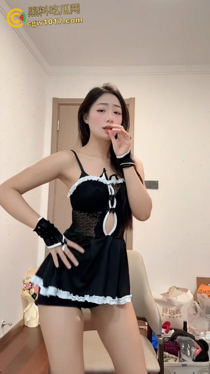 抖音高颜值网红【小绵羊】,金主定制骚舞福利流出,身材纤细性感妖娆,黑色蕾丝三点制服,淫荡骚舞极致诱惑!