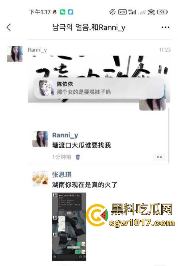 网吧包房年轻情侣打完游戏就在沙发上当场开干？面对摄像头毫无畏惧他人的眼光，年轻人就是会玩！