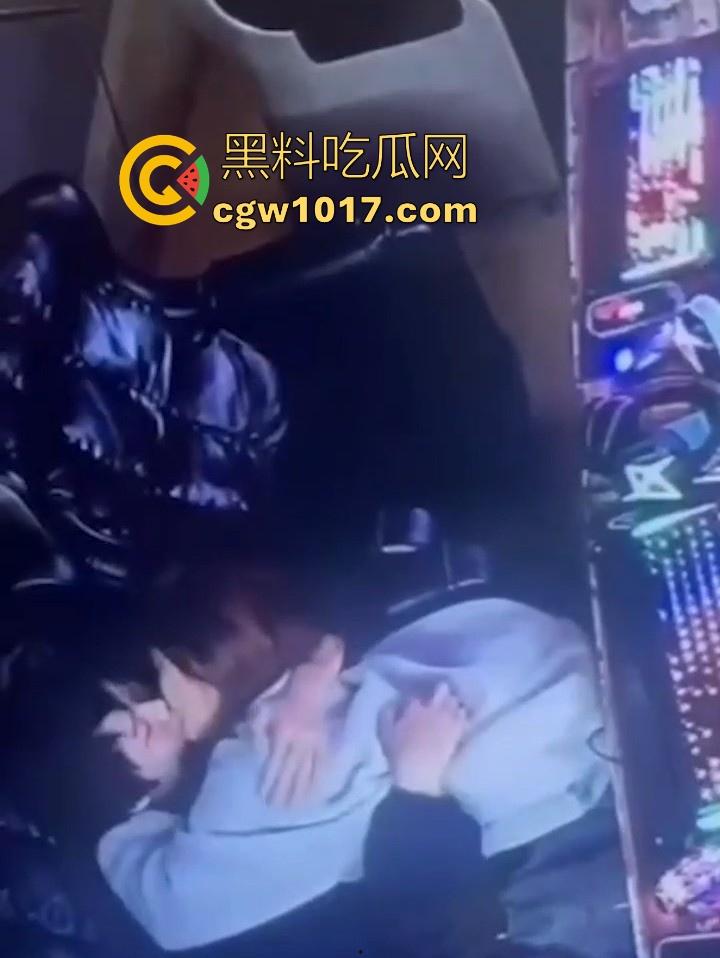 网吧包房年轻情侣打完游戏就在沙发上当场开干？面对摄像头毫无畏惧他人的眼光，年轻人就是会玩！