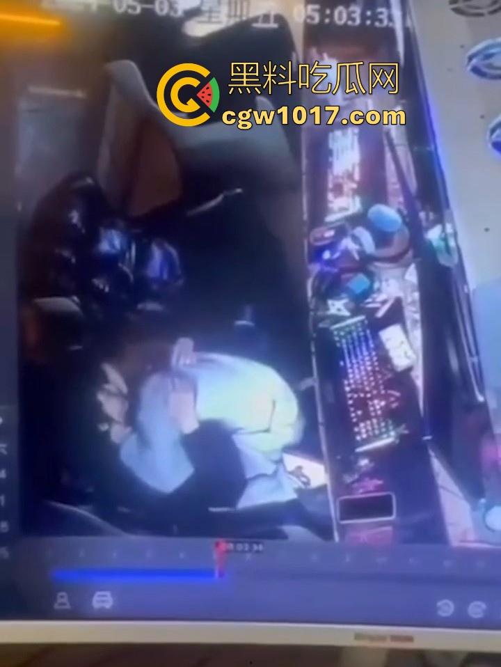 网吧包房年轻情侣打完游戏就在沙发上当场开干？面对摄像头毫无畏惧他人的眼光，年轻人就是会玩！