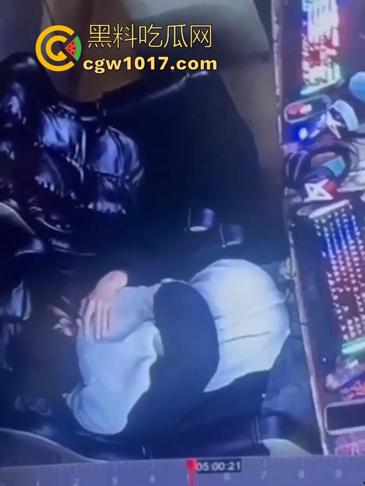 网吧包房年轻情侣打完游戏就在沙发上当场开干？面对摄像头毫无畏惧他人的眼光，年轻人就是会玩！