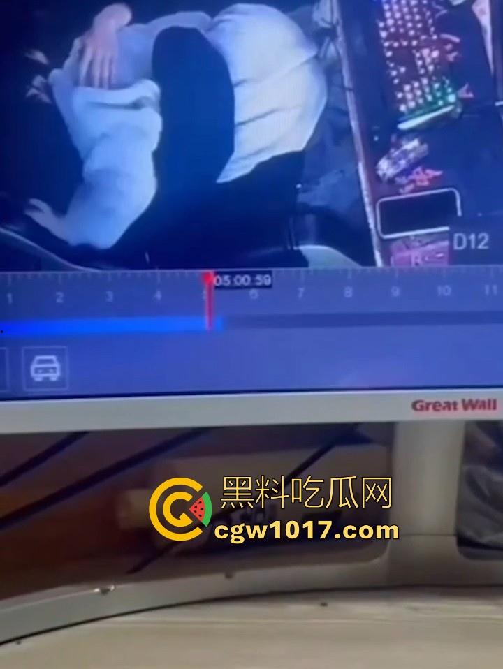 网吧包房年轻情侣打完游戏就在沙发上当场开干？面对摄像头毫无畏惧他人的眼光，年轻人就是会玩！