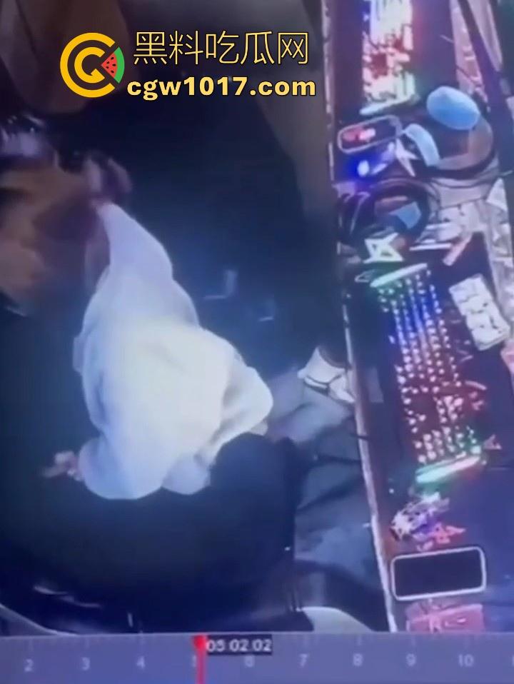 网吧包房年轻情侣打完游戏就在沙发上当场开干？面对摄像头毫无畏惧他人的眼光，年轻人就是会玩！