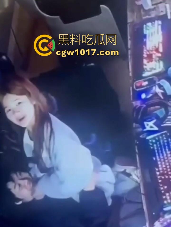 网吧包房年轻情侣打完游戏就在沙发上当场开干？面对摄像头毫无畏惧他人的眼光，年轻人就是会玩！